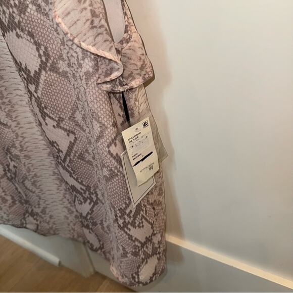 1.STATE Keyhole Flutter Sleeve Smocked Neck Silky Snake Ballet Dust Pink… - Picture 7 of 7